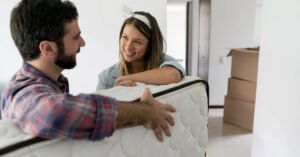 casal comprando colchão novo