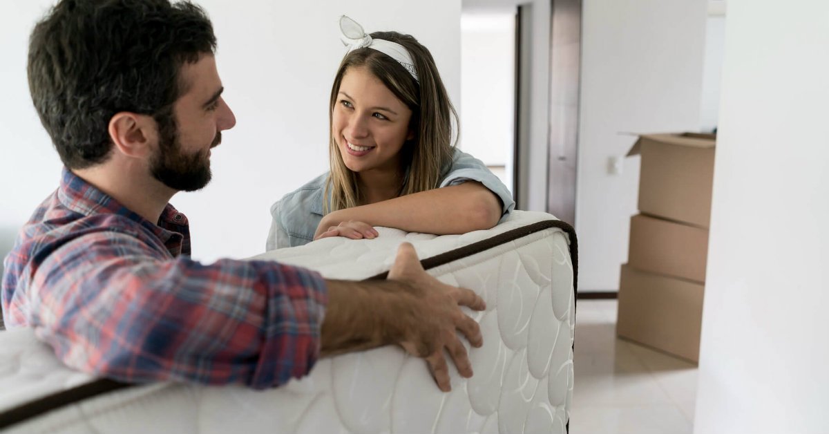 casal comprando colchão novo