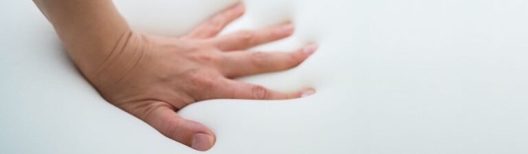 mão apertando colchão