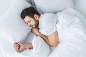 Leia mais sobre o artigo Os benefícios de dormir em um colchão queen